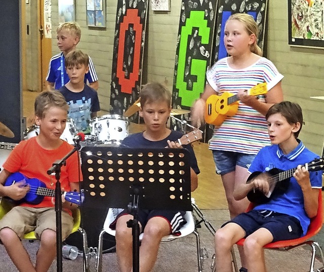 Mit selbstgeschriebenen Songs begrte...s Sommerfestes am Oberrheingymnasium.   | Foto: Yvonne Siemann