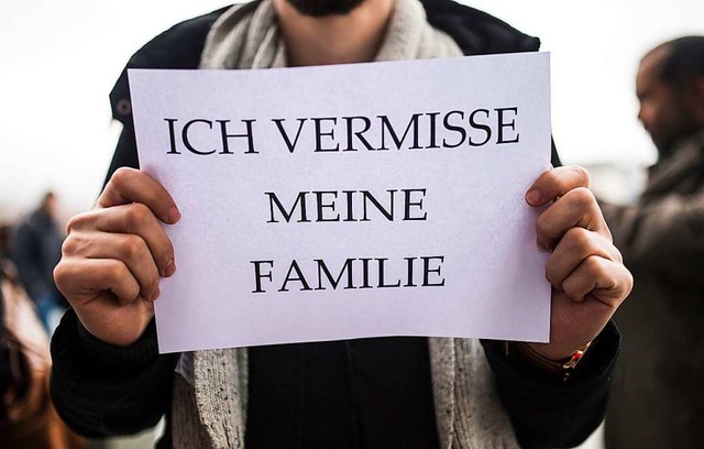 Ein Mitglied des Flchtlingsrats Berli...taktion diese Botschaft in den Hnden.  | Foto: Sophia Kembowski