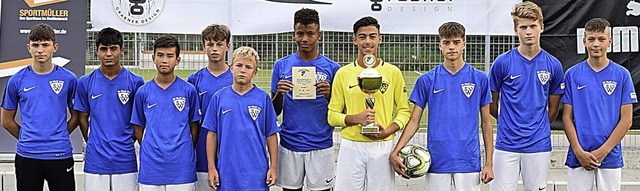 Pokal und Urkunde samt Ruhm und Ehre gab es fr die U-15-Kicker des SV Weil.  | Foto: Privat