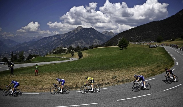 Tour-Abfahrt auf der Knigsetappe in den franzsischen Alpen   | Foto: ANNE-CHRISTINE POUJOULAT (AFP)