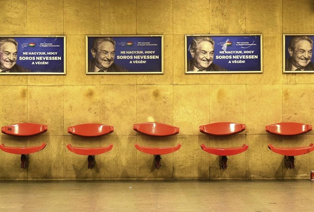 Plakate einer Kampagne gegen George So...am Bahnsteig einer U-Bahn in Budapest.  | Foto: Pablo Gorondi (dpa)
