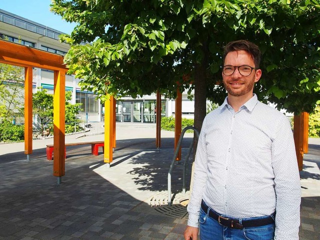 Schulleiter Christian Dierkes vor dem Lindenbaum auf dem Schulhof  | Foto: Boris Burkhardt