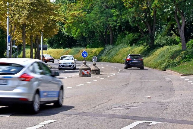 In der Sundgauallee brannten am Donner...schrg abfallenden, seitlichen Flche.  | Foto: Michael Bamberger