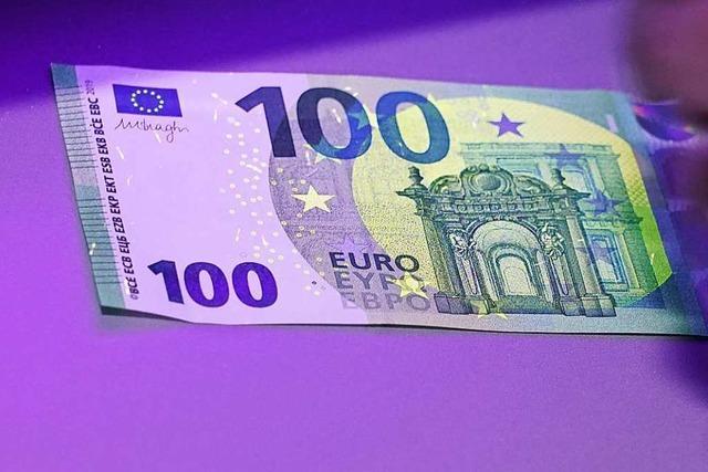 Pärchen zahlt in Weil am Rhein mit falschem 100-Euro-Schein