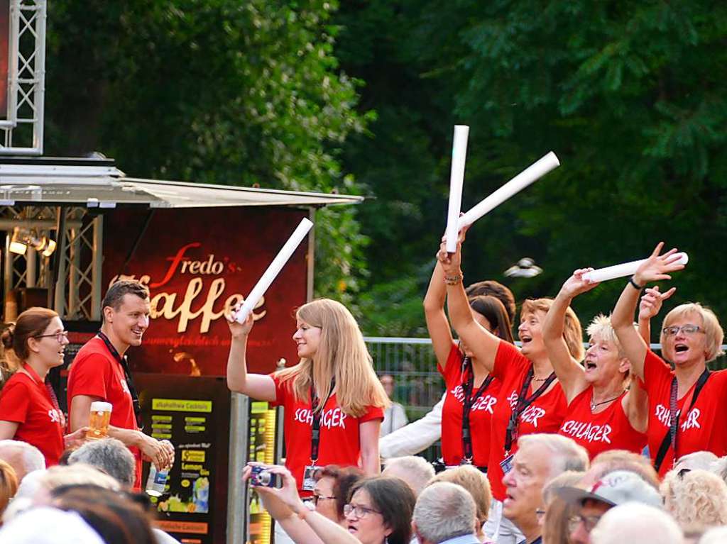 Das gut gelaunte Team der Kurverwaltung feuert die Stars auf der Bhne mit Leuchtstben  an.