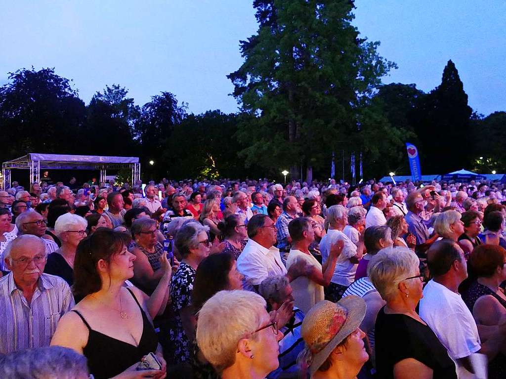 rOpen-Air-im-Park in Bad Krozingen: Beim Galaabend mit Schlagerstar Semino Rossi und Reiner Kirsten.