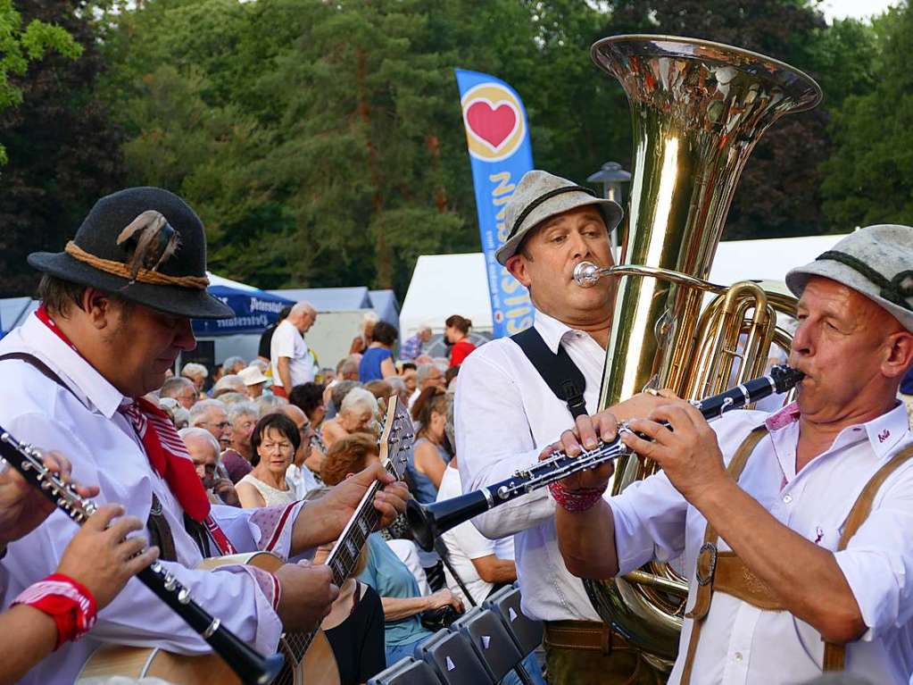 Urig und fetzig, die  Wieberbuabe beim Open-Air-im-Park in Bad Krozingen.