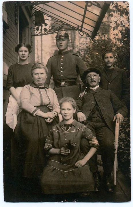 Die Familie Junge (hinten von links): ...anz-Artur, ganz vorne Tochter Gertrud.  | Foto: privat