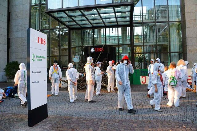 Protest gegen klimaschdliche Investit...ten vor dem UBS-Haupteingang in Basel.  | Foto: Annette Mahro