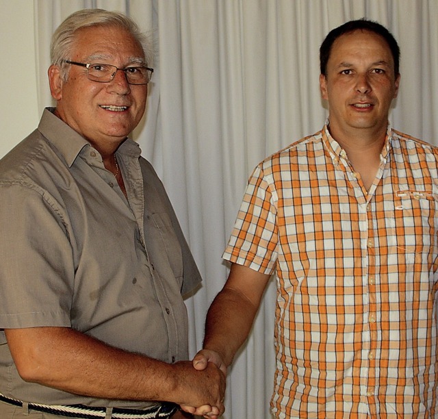 Ortsvorsteher Fred Thelen (links) verp... zum neuen Ortschaftsrat in Wallbach.   | Foto: Gerd Leutenecker