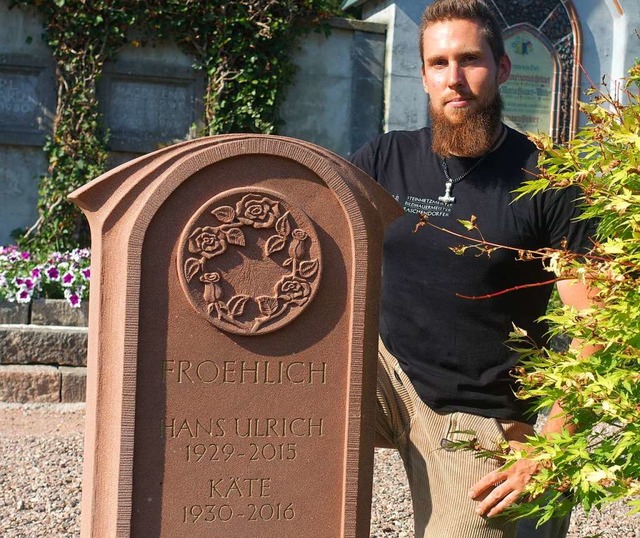 Der Steinbildhauer Thomas Raschendorfe...ewerb Grabzeichen ausgezeichnet wurde.  | Foto: Roswitha Frey