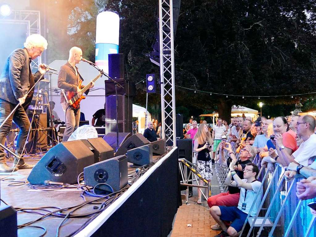 Rock-Legende Manfred Mann konnte mit seiner Earth Band im Bad Krozinger Kurpark nur fnf Songs spielen, dann wurde am Freitag um 21.40 Uhr das Open Air wegen des Gewitters abgebrochen. 2200 Besucher flchteten ins Kurhaus.