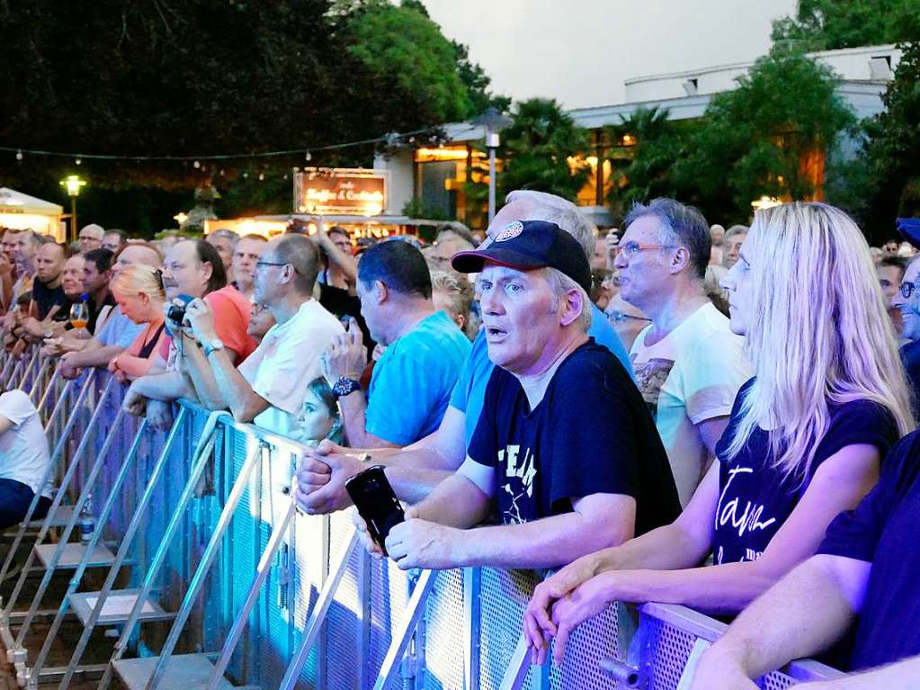 Rock-Legende Manfred Mann konnte mit seiner Earth Band im Bad Krozinger Kurpark nur fnf Songs spielen, dann wurde am Freitag um 21.40 Uhr das Open Air wegen des Gewitters abgebrochen. 2200 Besucher flchteten ins Kurhaus.