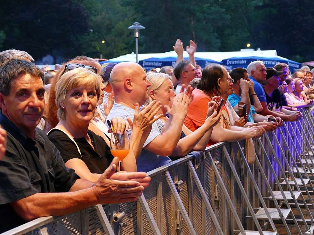 Rock-Legende Manfred Mann konnte mit seiner Earth Band im Bad Krozinger Kurpark nur fnf Songs spielen, dann wurde am Freitag um 21.40 Uhr das Open Air wegen des Gewitters abgebrochen. 2200 Besucher flchteten ins Kurhaus.