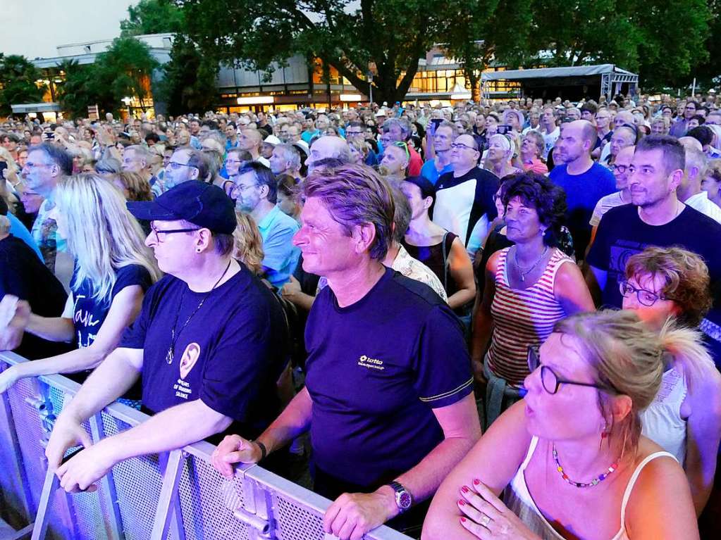 Rock-Legende Manfred Mann konnte mit seiner Earth Band im Bad Krozinger Kurpark nur fnf Songs spielen, dann wurde am Freitag um 21.40 Uhr das Open Air wegen des Gewitters abgebrochen. 2200 Besucher flchteten ins Kurhaus.