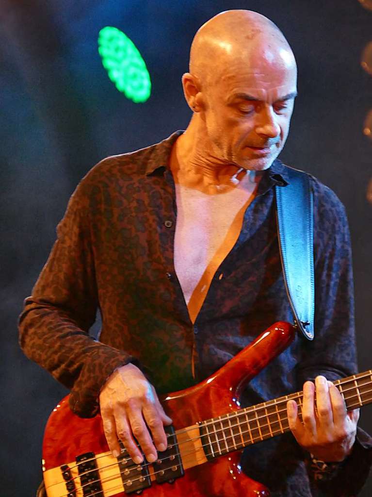 Bassist Steve Kinch