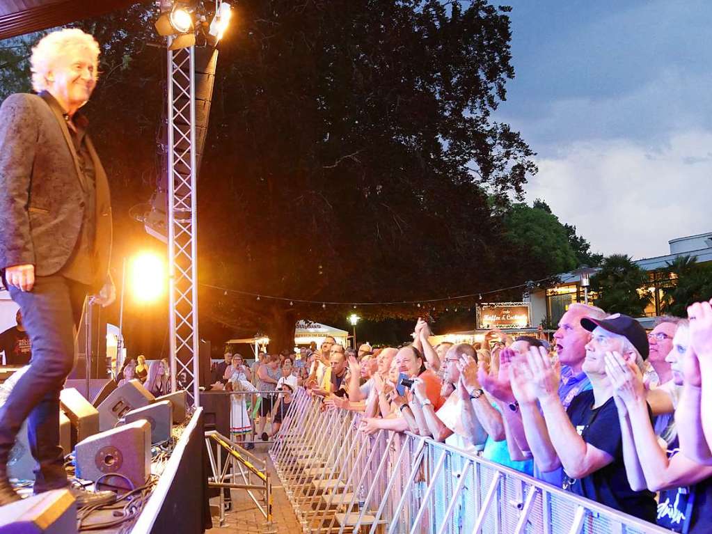 Rock-Legende Manfred Mann konnte mit seiner Earth Band im Bad Krozinger Kurpark nur fnf Songs spielen, dann wurde am Freitag um 21.40 Uhr das Open Air wegen des Gewitters abgebrochen. 2200 Besucher flchteten ins Kurhaus.