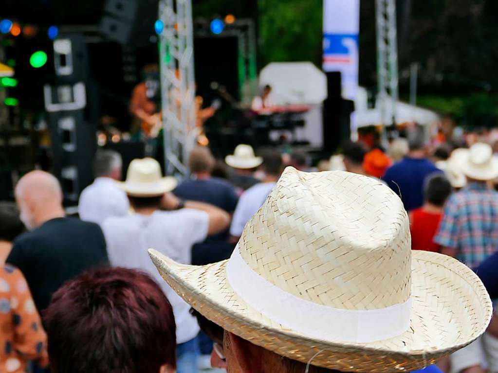 Rock-Legende Manfred Mann konnte mit seiner Earth Band im Bad Krozinger Kurpark nur fnf Songs spielen, dann wurde am Freitag um 21.40 Uhr das Open Air wegen des Gewitters abgebrochen. 2200 Besucher flchteten ins Kurhaus.