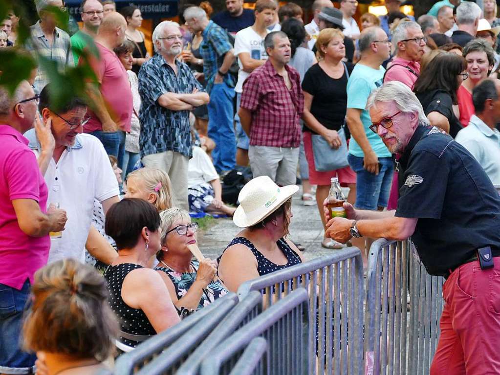 Rock-Legende Manfred Mann konnte mit seiner Earth Band im Bad Krozinger Kurpark nur fnf Songs spielen, dann wurde am Freitag um 21.40 Uhr das Open Air wegen des Gewitters abgebrochen. 2200 Besucher flchteten ins Kurhaus.