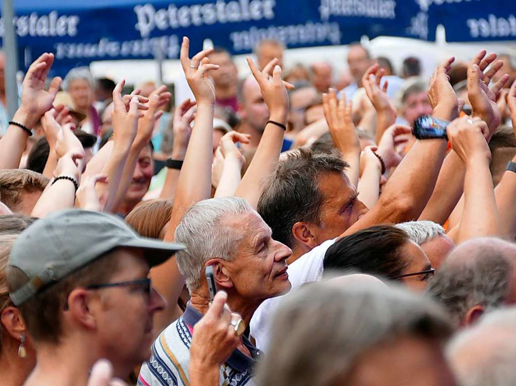 Rock-Legende Manfred Mann konnte mit seiner Earth Band im Bad Krozinger Kurpark nur fnf Songs spielen, dann wurde am Freitag um 21.40 Uhr das Open Air wegen des Gewitters abgebrochen. 2200 Besucher flchteten ins Kurhaus.