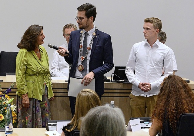 Drinnen vereidigte Oberbrgermeister M...uen wurde gegen die AfD demonstriert.  | Foto: Ingo Schneider