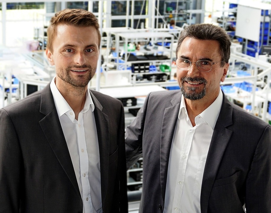 Mustergltige bergabe: Thorsten und Theodor Wanner.  | Foto: Sensopart