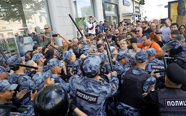 Mit Gummiknppeln geht die Moskauer Polizei gegen Demonstranten vor.  | Foto: Pavel Golovkin (dpa)