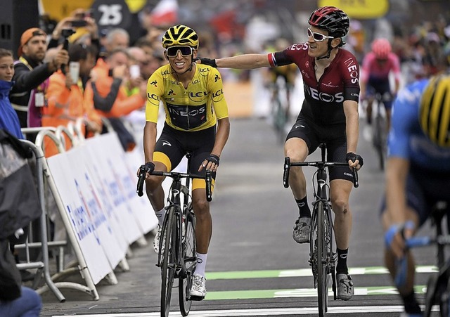 Gemeinsam ins Ziel: der designierte To...l und sein Teamkollege Geraint Thomas.  | Foto: MARCO BERTORELLO (AFP)