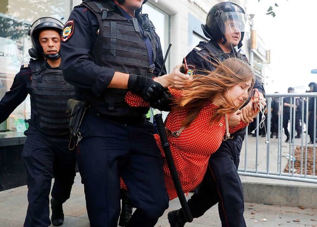 Polizisten fhren eine Frau whrend ei...en Kundgebung im Zentrum der Stadt ab.  | Foto: Pavel Golovkin (dpa)
