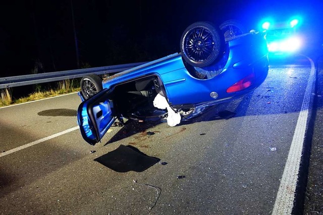 berschlagen hat sich ein Auto am Frei...mussten in die Klinik gebracht werden.  | Foto: Olaf thor