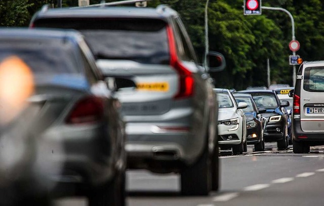 In Deutschland sind weit mehr als fnf...norm Euro 5 auf den Straen unterwegs.  | Foto: Christoph Schmidt (dpa)