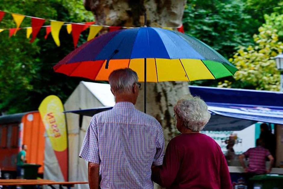 Pünktlich zum Auftakt des Annafestes setzte der Regen über Staufen ein. Entsprechend gering war anfangs die Zahl. Allmählich änderte sich das Wetter, Bänke und Tische wurden getrocknet, die Stimmung stieg. (Foto: Bernhard Seitz) Pünktlich zum Auftakt des Annafestes setzte der Regen über Staufen ein. Entsprechend gering war anfangs die Zahl. Allmählich änderte sich das Wetter, Bänke und Tische wurden getrocknet, die Stimmung stieg. (Foto: Bernhard Seitz)