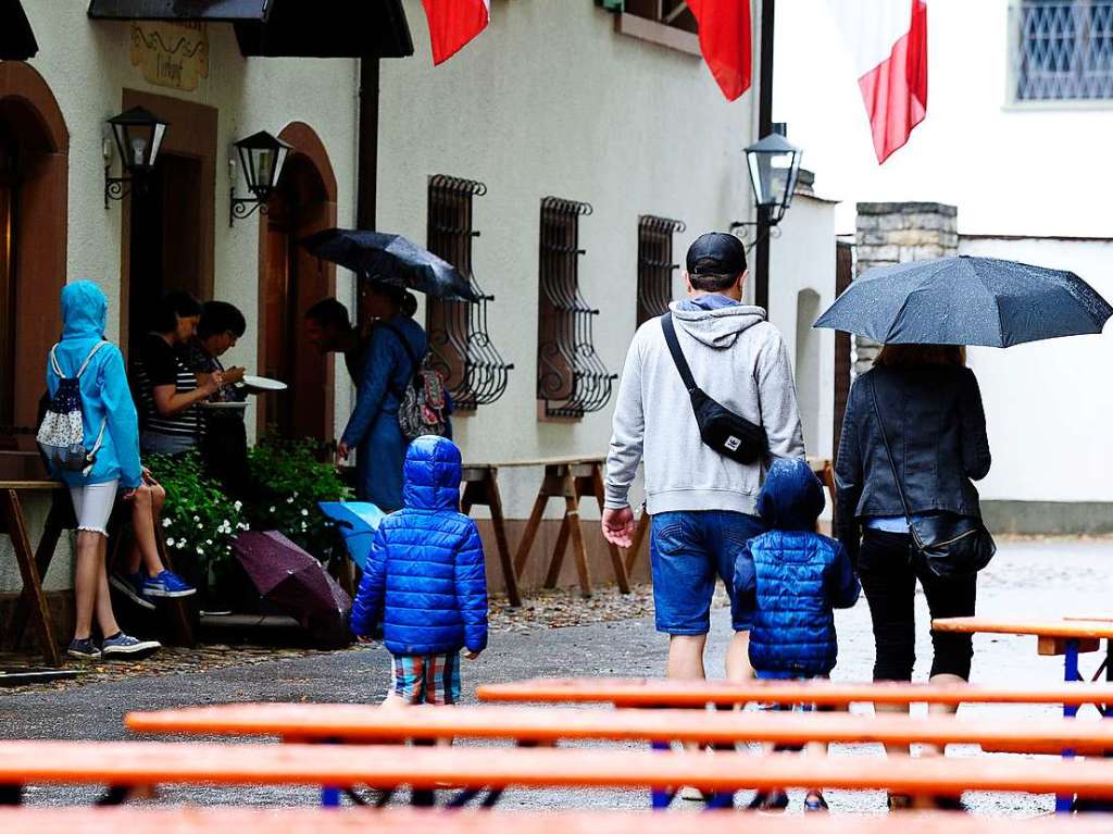 Pnktlich zum Auftakt des Annafestes setzte der Regen ber Staufen ein. Entsprechend gering war anfangs die Zahl. Allmhlich nderte sich das Wetter, Bnke und Tische wurden getrocknet, die Stimmung stieg.