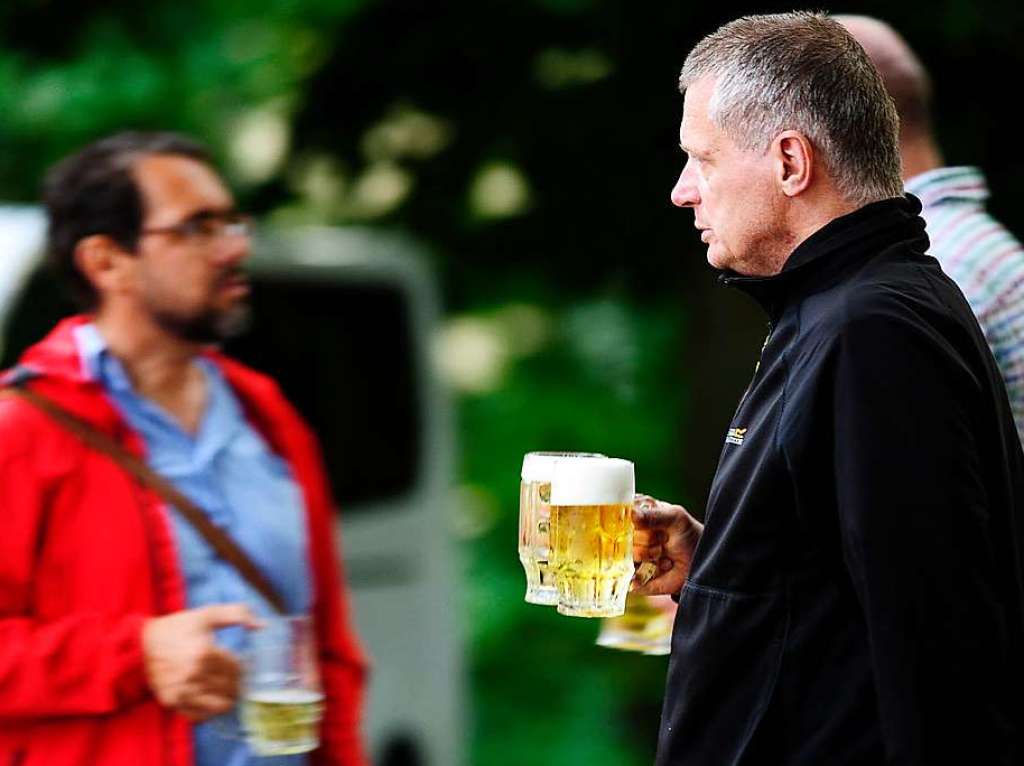 Pnktlich zum Auftakt des Annafestes setzte der Regen ber Staufen ein. Entsprechend gering war anfangs die Zahl. Allmhlich nderte sich das Wetter, Bnke und Tische wurden getrocknet, die Stimmung stieg.