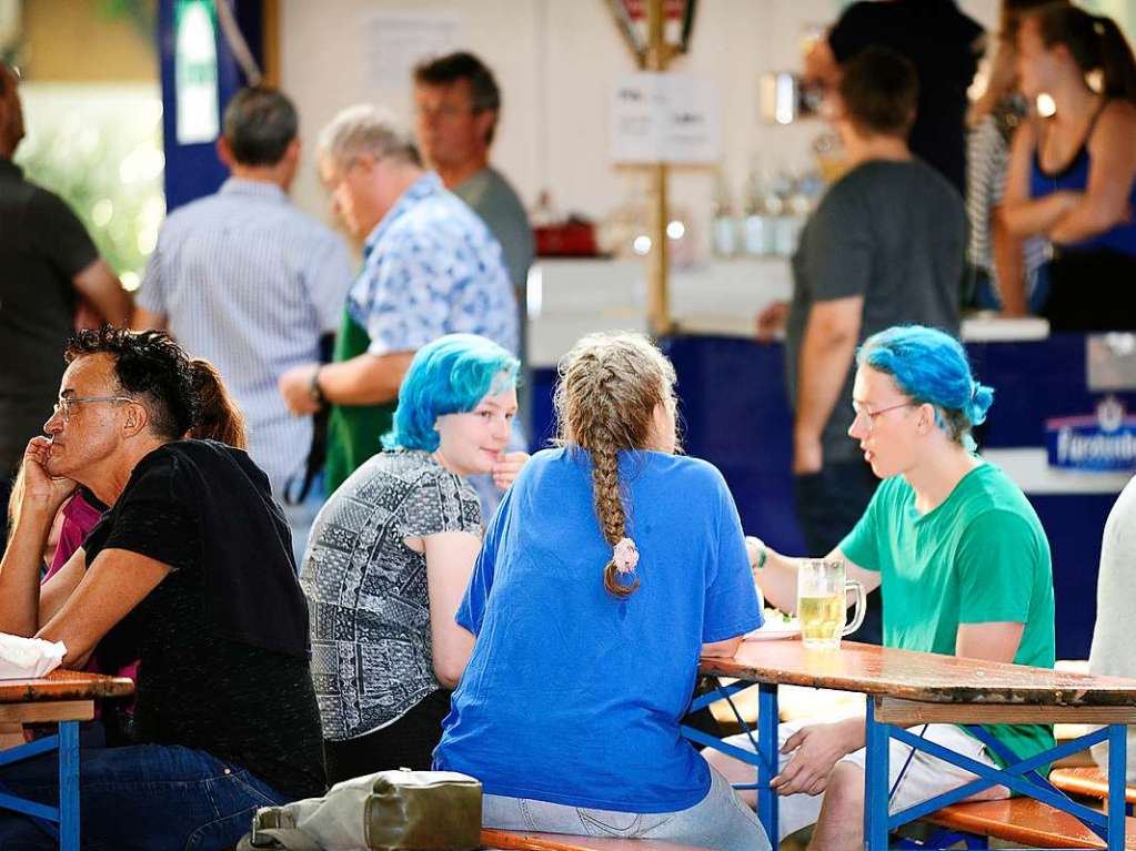 Pnktlich zum Auftakt des Annafestes setzte der Regen ber Staufen ein. Entsprechend gering war anfangs die Zahl. Allmhlich nderte sich das Wetter, Bnke und Tische wurden getrocknet, die Stimmung stieg.