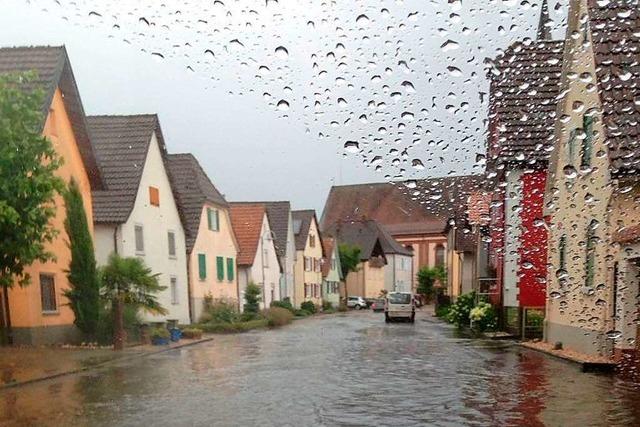 Starkregen überflutet Straßen in Rust und Kappel-Grafenhausen