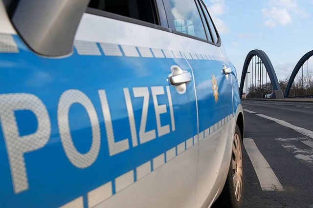 Ein vermutlich gelbes Fahrzeug hat auf...Polizei sucht nun Zeugen (Symbolbild).  | Foto: Paul Zinken