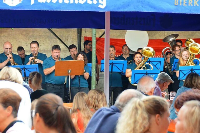 Gutes Essen und gute Musik zieht Besucher an.  | Foto: Horatio Gollin