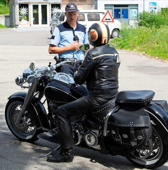 Polizeioberkommissar Ronny Plaul leistet bei der Kontrolle  berzeugungsarbeit.  | Foto: Paul Eischet