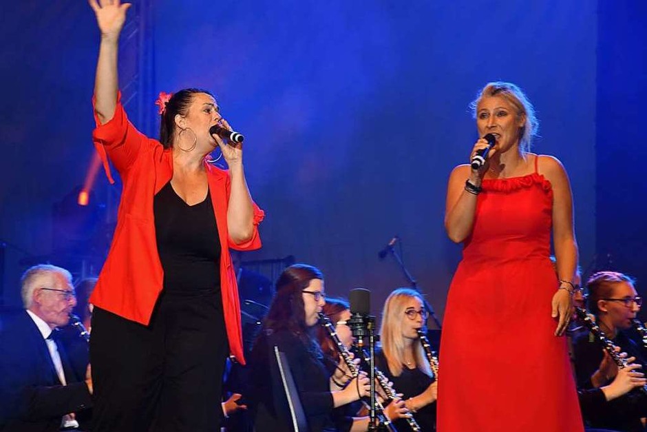Ein Sommerkonzert mit vielen Extras erwartete die Gäste beim Auftakt zum Stadtjubiläum „1200 Jahre Löffingen“. Hier sind Eugenia Hagen (links) und Diana Frei im Duett zu sehen. (Foto: Thomas Biniossek) Ein Sommerkonzert mit vielen Extras erwartete die Gäste beim Auftakt zum Stadtjubiläum „1200 Jahre Löffingen“. Hier sind Eugenia Hagen (links) und Diana Frei im Duett zu sehen. (Foto: Thomas Biniossek)