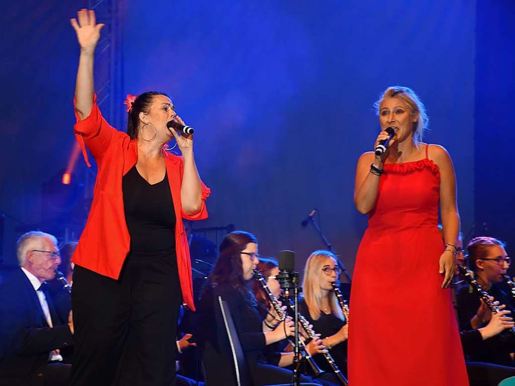 Ein Sommerkonzert mit vielen Extras erwartete die Gste beim Auftakt zum Stadtjubilum „1200 Jahre Lffingen“. Hier sind Eugenia Hagen (links) und Diana Frei im Duett zu sehen.