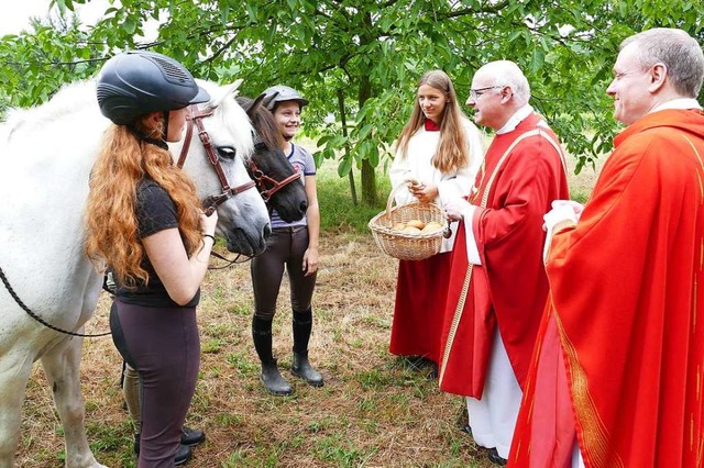 Festprediger Thorsten Weil (Zweiter vo...t die traditionelle Pferdesegnung vor. | Foto: Frank Kreutner Festprediger Thorsten Weil (Zweiter vo...t die traditionelle Pferdesegnung vor. | Foto: Frank Kreutner