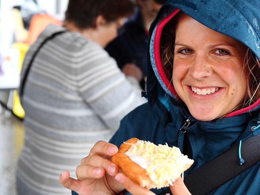 Regencapes und internationale Spezialitten: Foodtruck-Fans lieen sich ihre gute Laune auf dem Feldberg auch vom Wetter nicht nehmen.