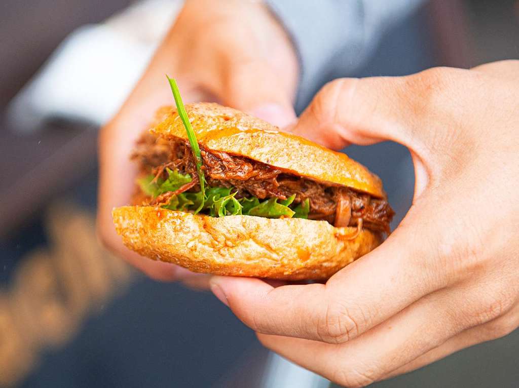 Regencapes und internationale Spezialitten: Foodtruck-Fans lieen sich ihre gute Laune auf dem Feldberg auch vom Wetter nicht nehmen.