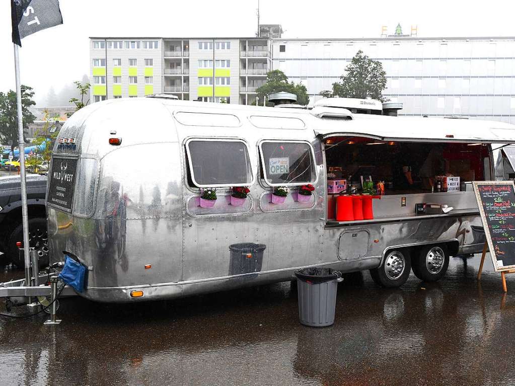 Regencapes und internationale Spezialitten: Foodtruck-Fans lieen sich ihre gute Laune auf dem Feldberg auch vom Wetter nicht nehmen.