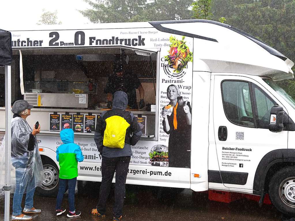 Regencapes und internationale Spezialitten: Foodtruck-Fans lieen sich ihre gute Laune auf dem Feldberg auch vom Wetter nicht nehmen.