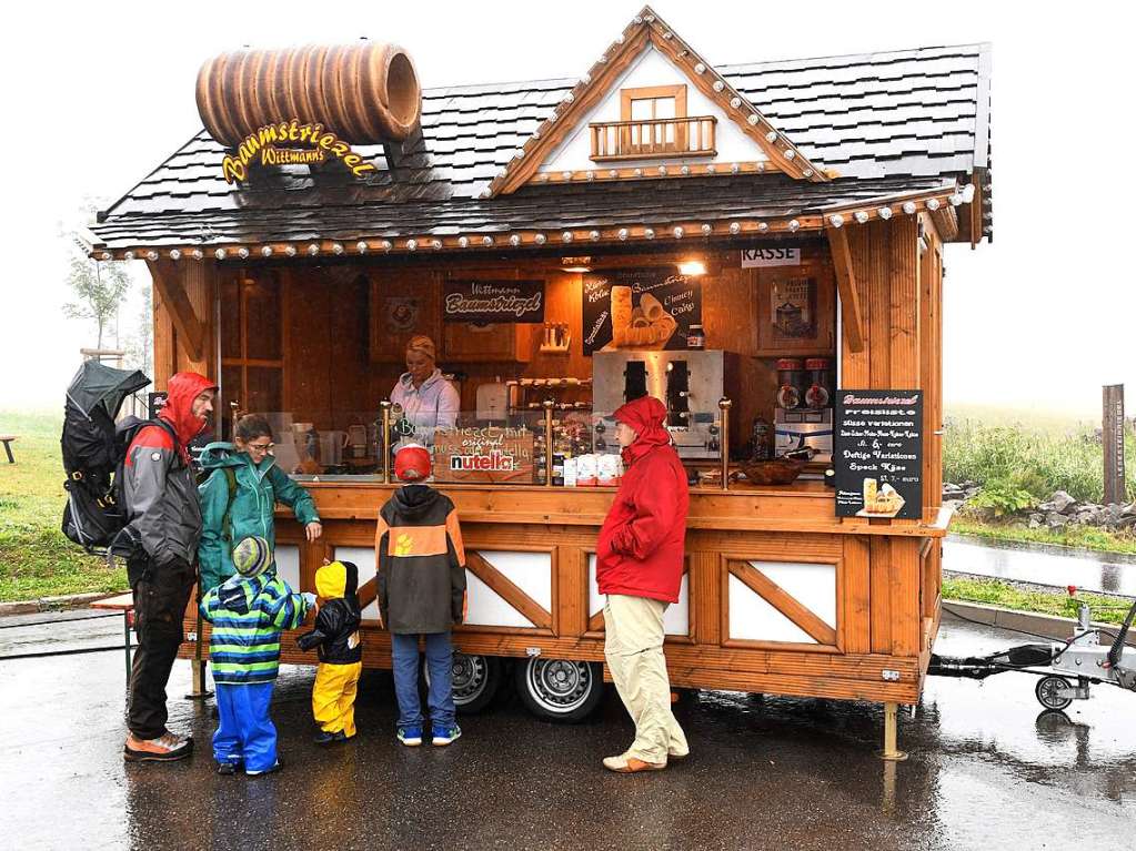 Regencapes und internationale Spezialitten: Foodtruck-Fans lieen sich ihre gute Laune auf dem Feldberg auch vom Wetter nicht nehmen.