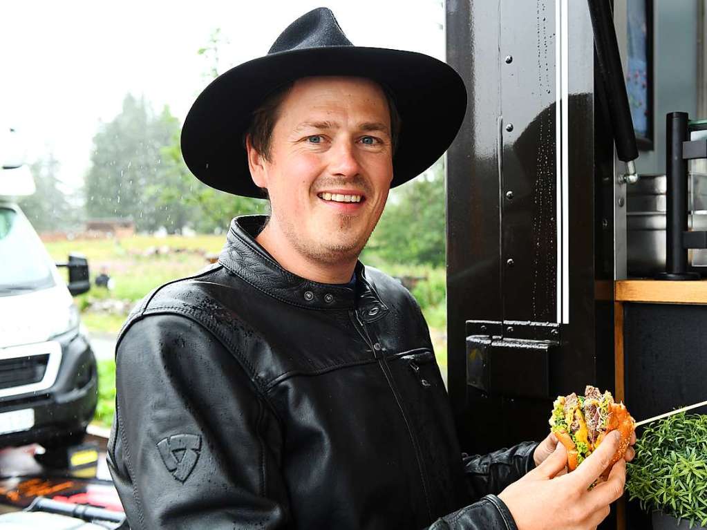 Regencapes und internationale Spezialitten: Foodtruck-Fans lieen sich ihre gute Laune auf dem Feldberg auch vom Wetter nicht nehmen.