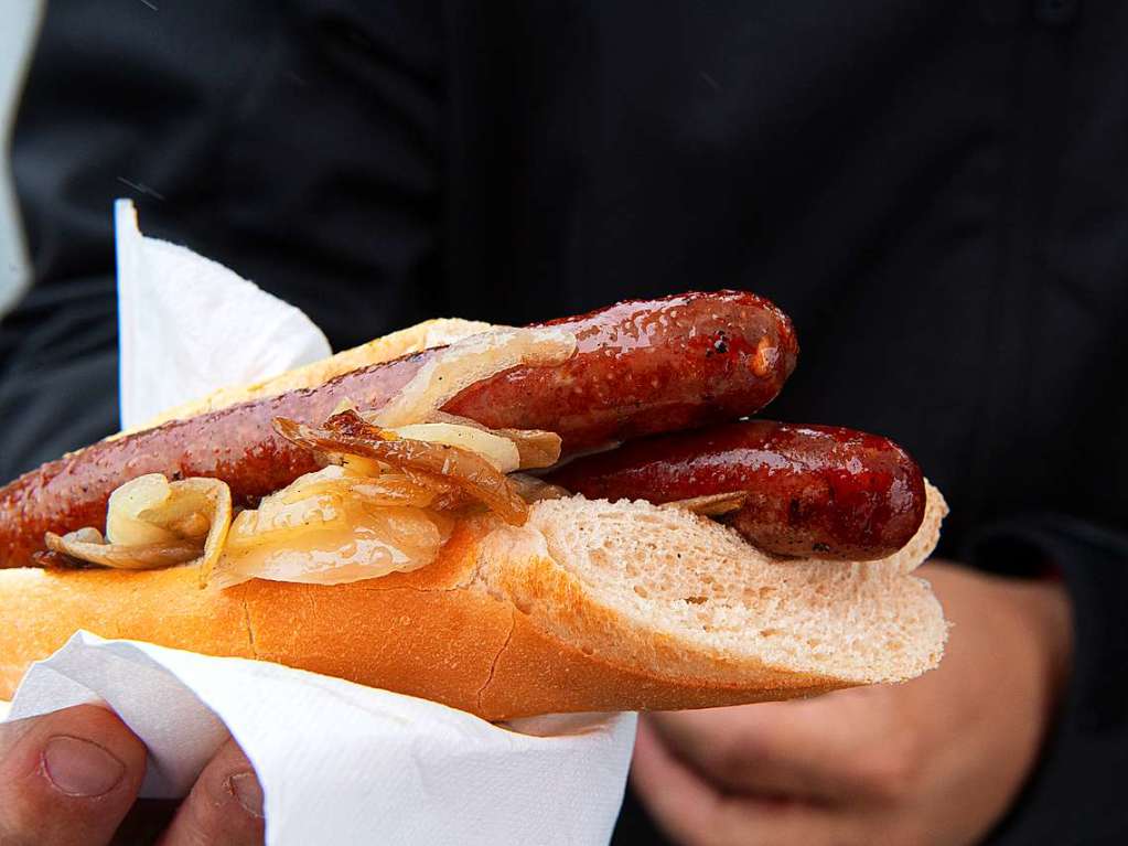 Regencapes und internationale Spezialitten: Foodtruck-Fans lieen sich ihre gute Laune auf dem Feldberg auch vom Wetter nicht nehmen.