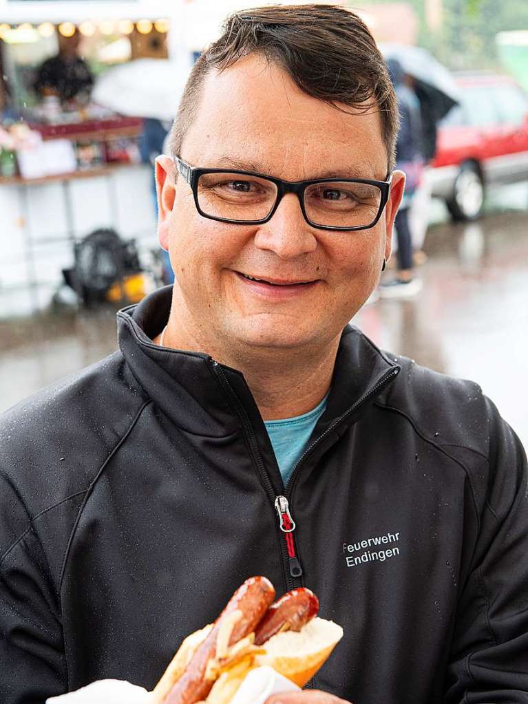 Regencapes und internationale Spezialitten: Foodtruck-Fans lieen sich ihre gute Laune auf dem Feldberg auch vom Wetter nicht nehmen.